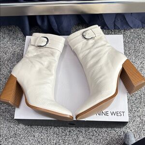 Like New Nine West Taress Ivory Leather Booties Size 6